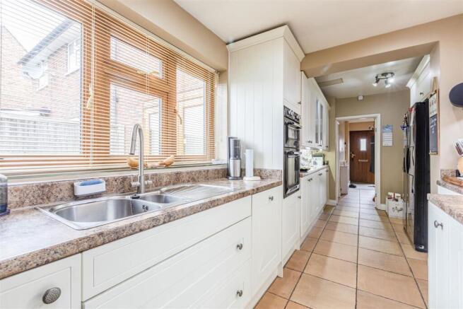 17 Cornwall Avenue, KT14 7EX - 7.jpg