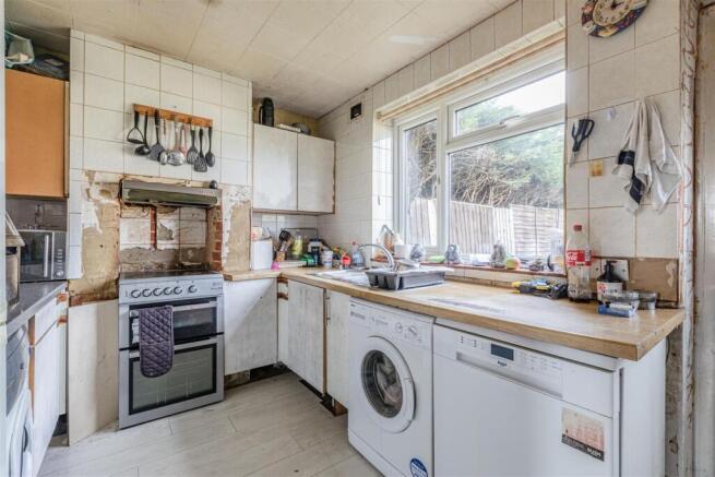 38 Eden Grove Road Byfleet, KT147PX - 4.jpg
