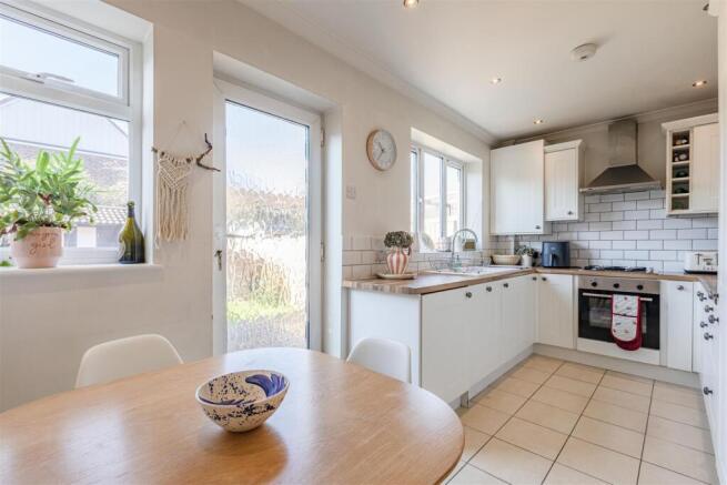 23 Lambourne Crescent - 10.jpg