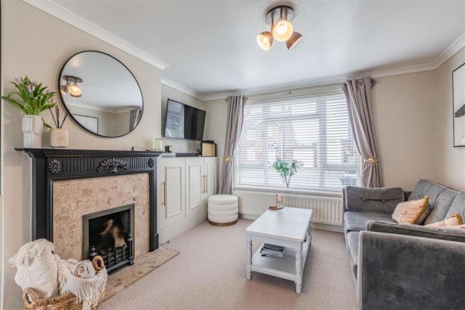 12 Gaveston Close, Byfleet, KT14 7HE - 17.jpg