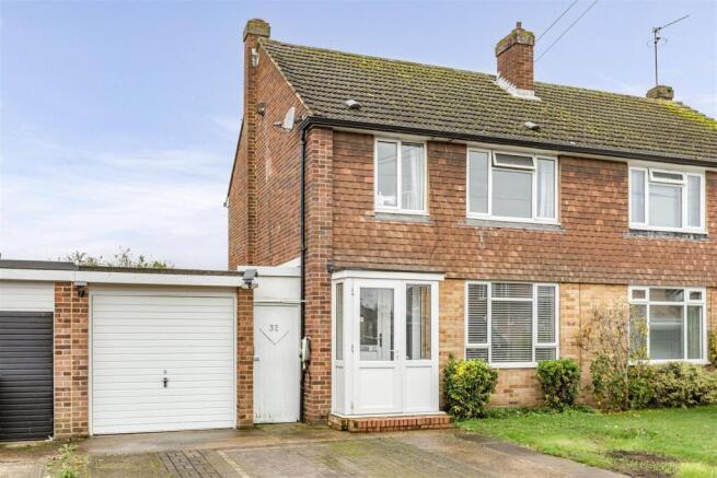 32 Godley Road, Byfleet, KT14 7EP - 17.jpg