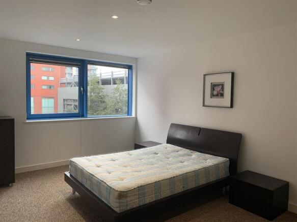 Bedroom 1 - 01.JPG
