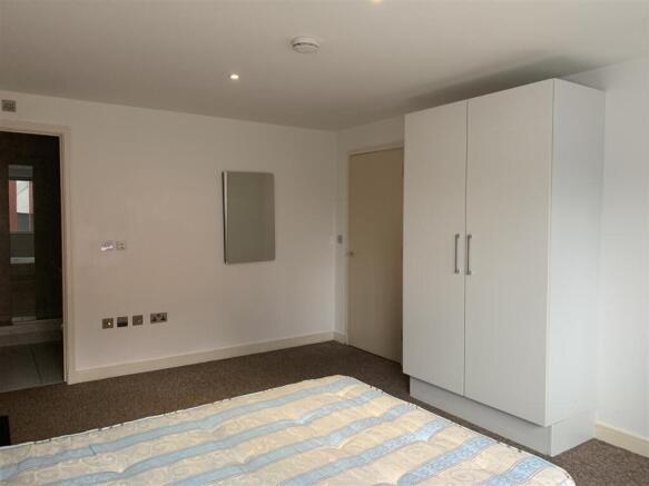 Bedroom 1 - 02.JPG