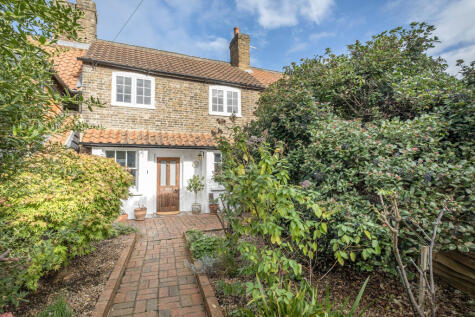 Station Road, Hampton, TW12