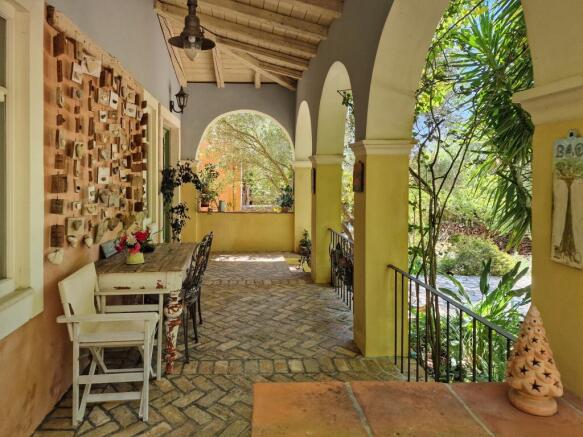 Covered front entrance porch