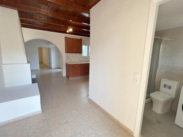 Entrance hall to kitchen