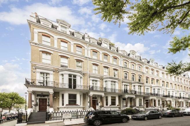 2 bedroom flat to rent in Vicarage Gate, Kensington, W8