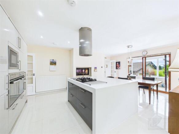 Kitchen & Dining Area