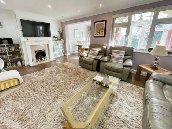 Lounge/Dining Area