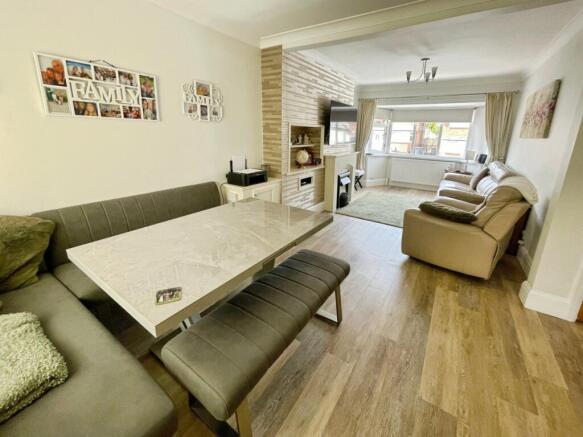 Open plan lounge/dining room