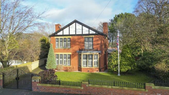 4 bedroom detached house  for sale Barnfield