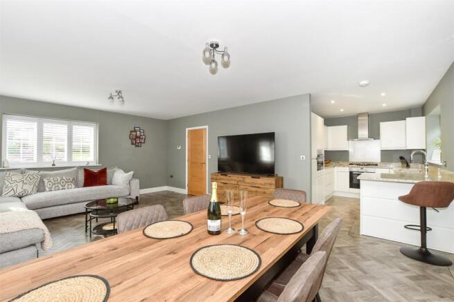 Lounge/Dining Area