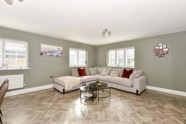 Lounge/Dining Area