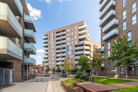 New Village Avenue, London, E14