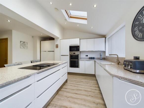 KITCHEN/DINER/FAMILY ROOM