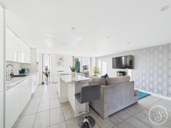 KITCHEN/FAMILY ROOM
