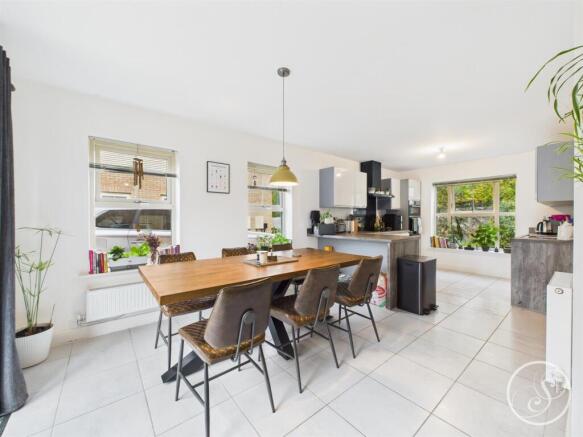 KITCHEN/DINER/SITTING AREA