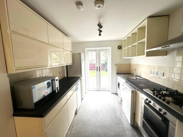 6 Bedroom Semi-Detached House - HMO