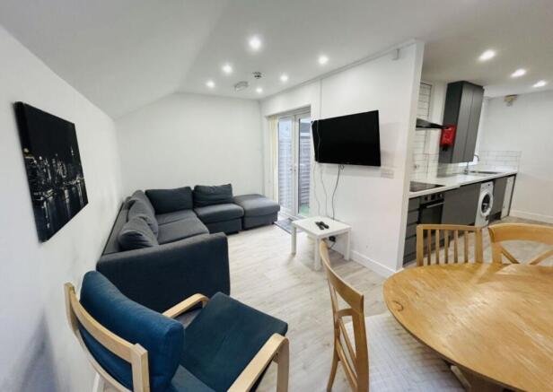 6 Bedroom Semi-Detached House (HMO)