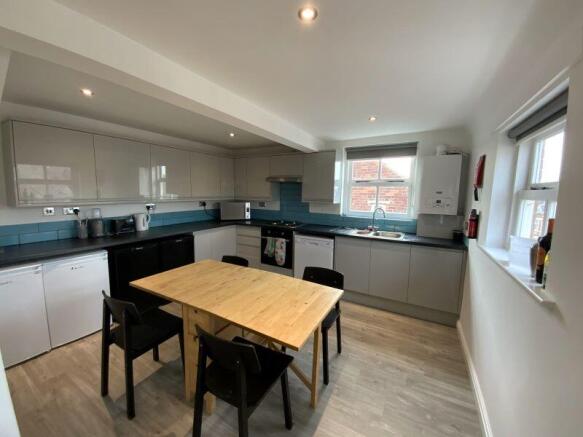 6 Bedroom upper floor flat - HMO