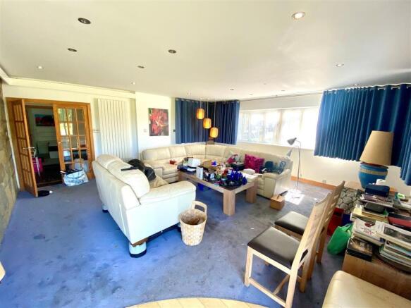 Lounge 111.jpg
