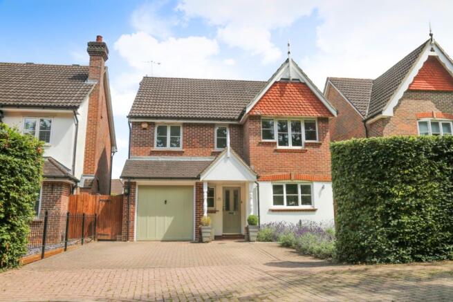 4 bedroom detached house for sale in Bridges Close, Horley, RH6