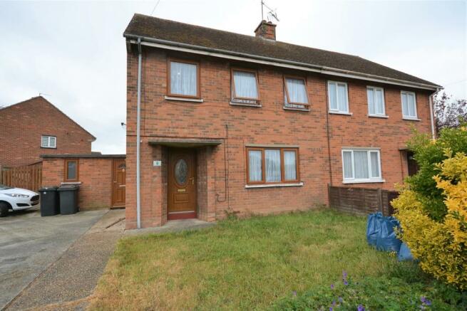 3 bedroom semi-detached house for sale in Eastwood Avenue, Lowestoft, NR33