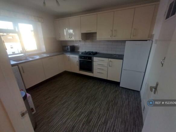3 bedroom flat to rent Newtown