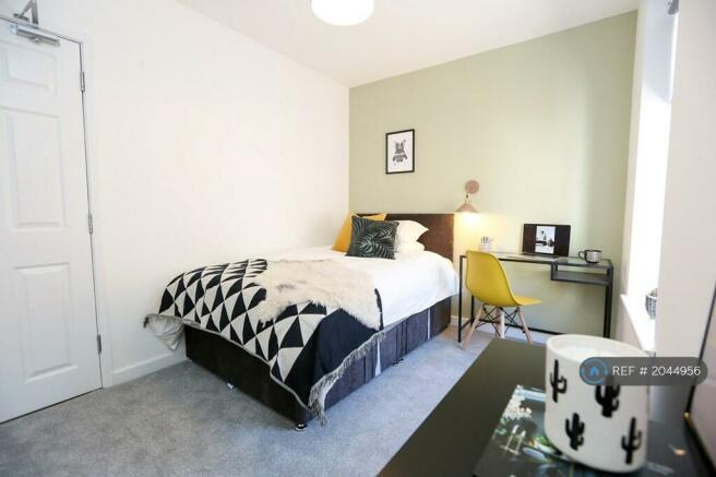 Double Ensuite Room - £585 Pcm Available Now