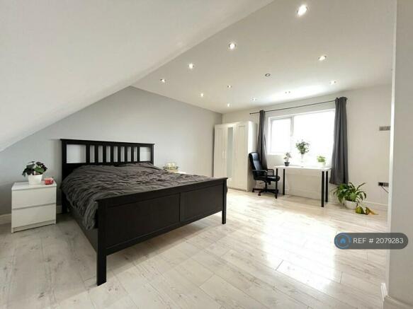 £850 Luxury Loft Room- No Longer Available 