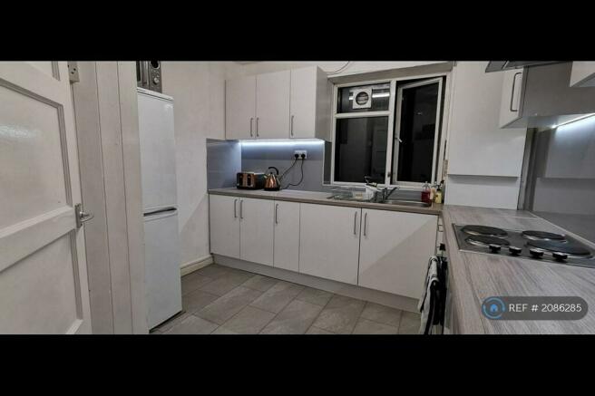 Large Modern Kitchen w/ Washer/Dryer