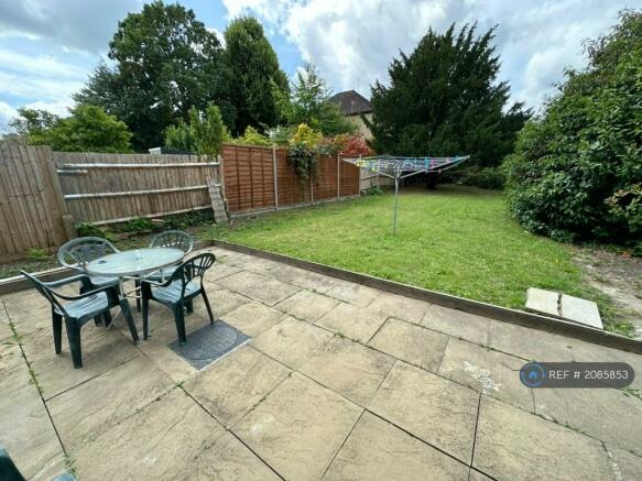 Large Garden With Washing Lines