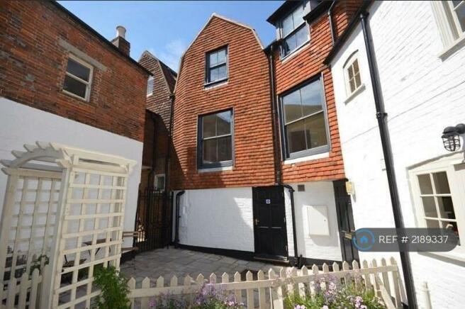 Access Through Pretty Grade Ii Listed Courtyard