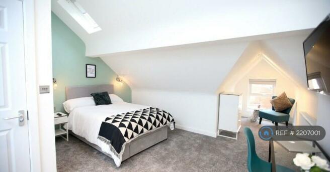 Huge Double Ensuite Room - £650 Pcm - Available