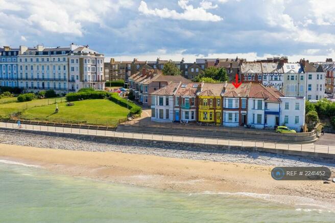 Beach House With Private Lawn