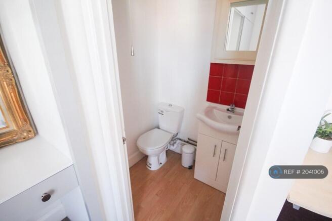 Upstairs Front Bedroom (En-Suite)
