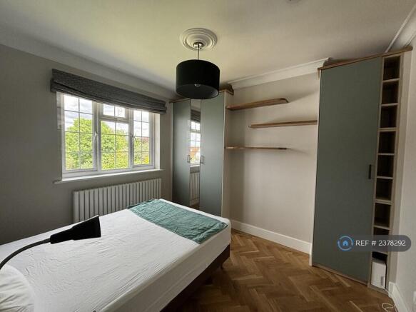 Double Bedroom : £1050