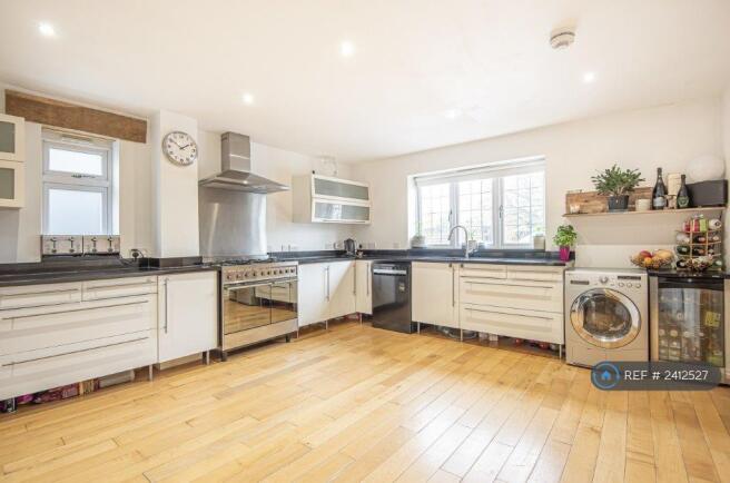 Large Kitchen, Dishwasher & Smeg Range Oven