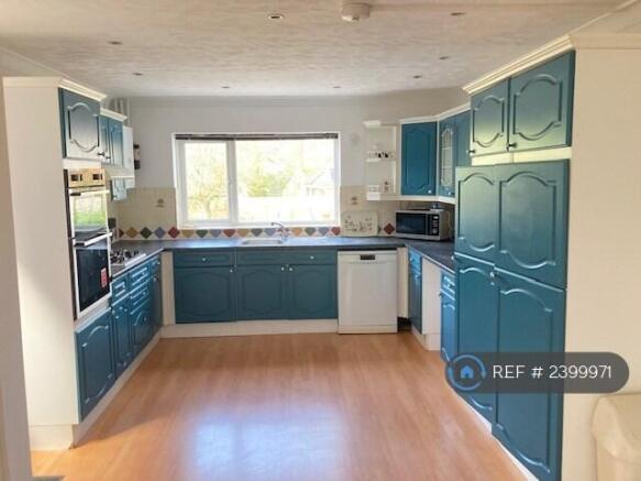 Spacious Kitchen 