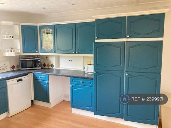 Spacious Kitchen 