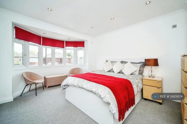 Beautifully Presented 2-Bed, 2-Bath Flat