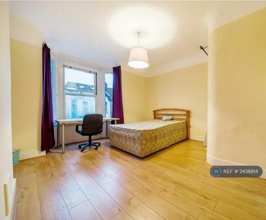 Substantial Double Bedroom With Walk In Closet 