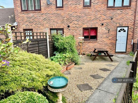 Back Garden - Patio With Picnic Table 