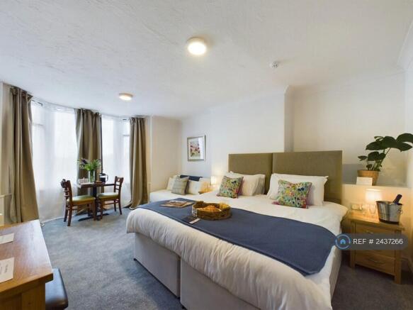 Room 3: King/Twin Bed
