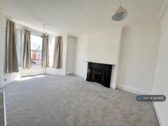 Spacious Living Room 