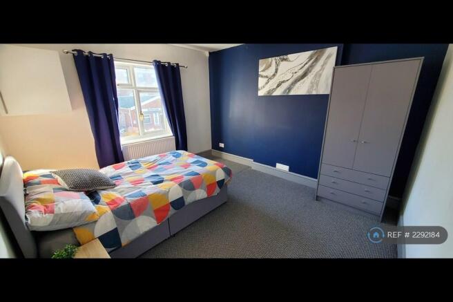 Room e With Shared Bathroom