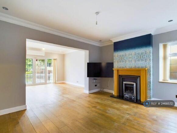 Newly Redecorated Through Lounge & Smart Tv 55"