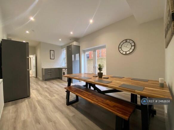 Kitchen/Communal Space 