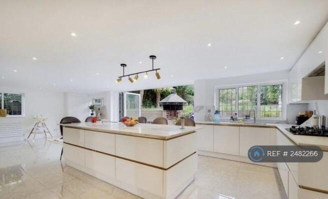 Communal Living & Kitchen