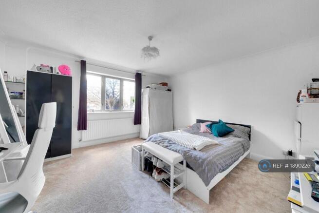 Bedroom 1 (£800 Pcm)